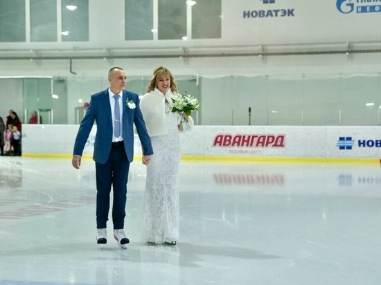 Коньки вместо туфель: впервые на Ямале влюбленных поженили на льду катка