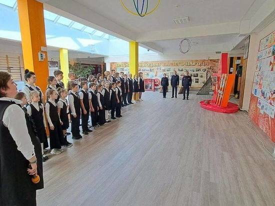 Посвященная Дню Росгвардии выставка открылась в одной из школ Пятигорска