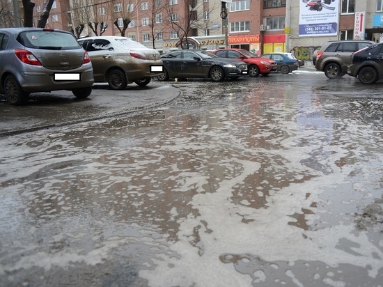 Замглавы Екатеринбурга посоветовал не ходить по городу в белой обуви