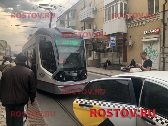 В Ростове 22-летняя пассажирка такси ударилась головой в ДТП с трамваем