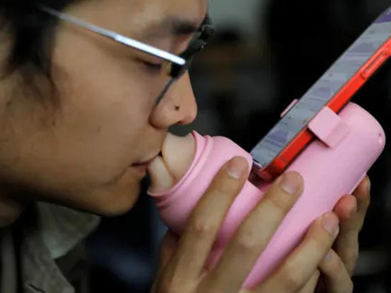 Китайцы пожаловались на устройство для дистанционных поцелуев: «Не хватает языка»