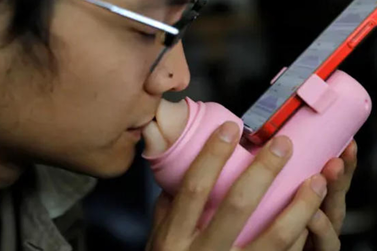 The Chinese complained about the device for remote kissing: “Not enough language”