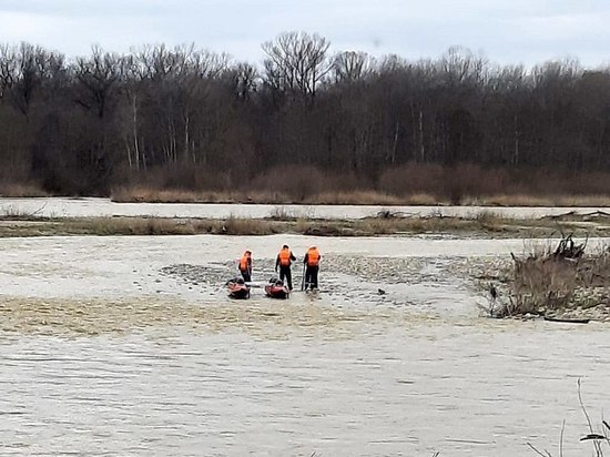 В Лабинском районе спасатели эвакуировали мужчину с острова посреди реки