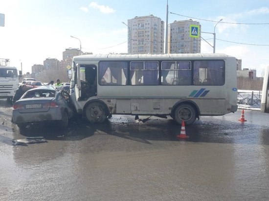 В Омске в ДТП с автобусом пострадал 7-летний ребёнок