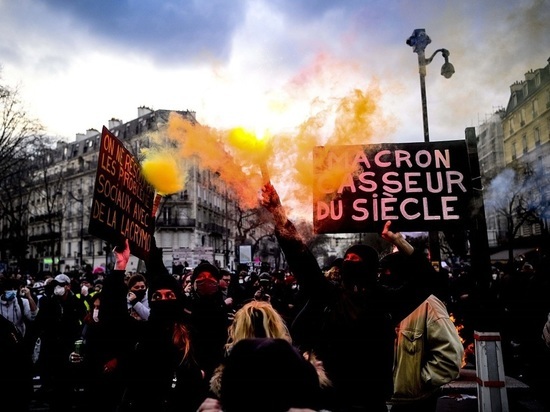 В Париже на манифестации против пенсионной реформы задержали 26 человек