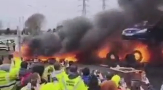 Протесты во Франции переросли в беспорядки: бьют витрины, жгут машины