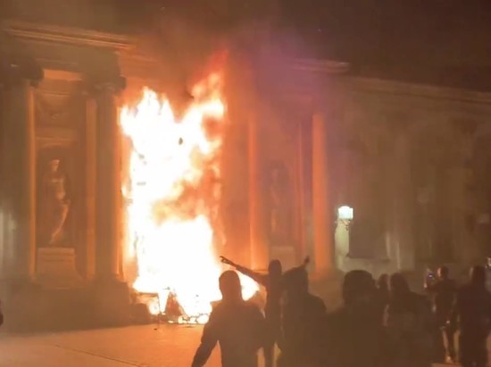 Во французском Бордо протестующие подожгли городскую мэрию