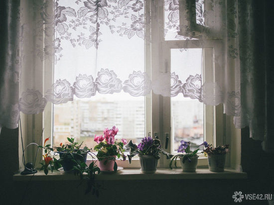 Четырехлетняя девочка в Новокузнецке выбралась из квартиры через окно и потерялась
