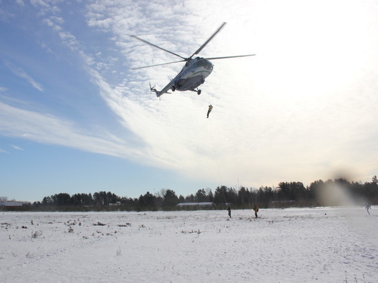 Пожарные Карелии проходят тренировки с парашютом
