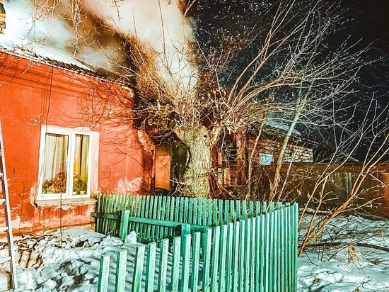 В Омске более 30 человек тушили пожар в доме барачного типа