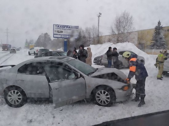 В Ноябрьске столкнулись иномарка и LADA: двое пострадали