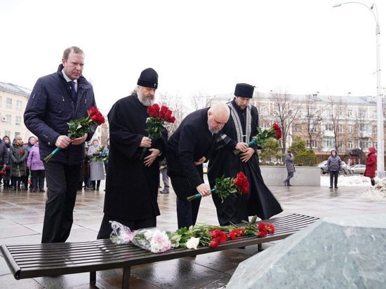 Губернатор Кузбасса возложил цветы в память о погибших при пожаре в ТРЦ “Зимняя вишня”