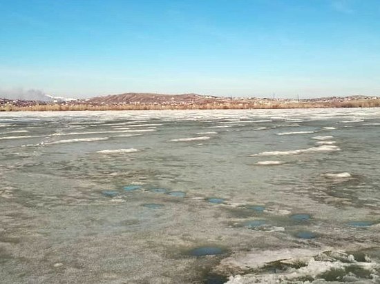 В Магнитогорске двух школьниц спасли с тонкого льда на Урале