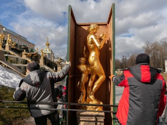 В Петергофе начали раскрывать статуи Большого каскада после зимы