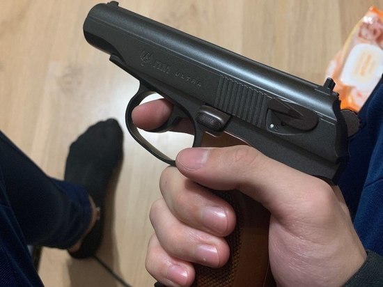 В Новомосковске мужчина ранил собутыльника в пах из сигнального револьвера