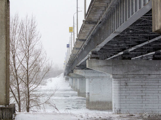 Легковушка и грузовоз столкнулись на кемеровском мосту