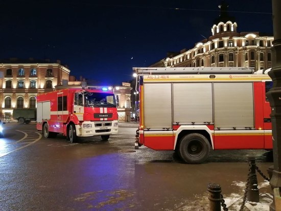 В Невском районе загорелся склад