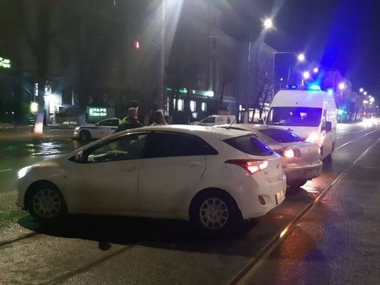На перекрестке в центре Твери столкнулись два автомобиля