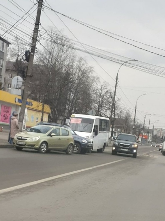 В Курске на улице Союзной маршрутное такси попало в ДТП