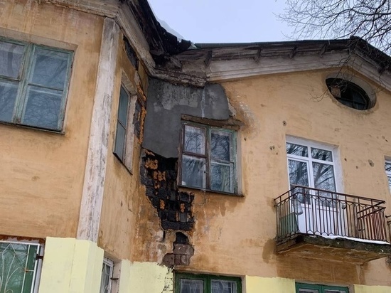 В квартиры в Подольске заливается вода через огромные трещины в доме