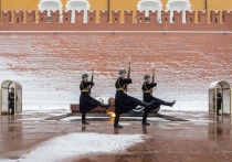 Возле Вечного огня в Александровскому саду в Москве выставили круглосуточную полицейскую охрану, пишет телеграм-канал Baza