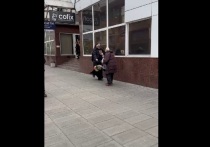 В центре Москвы мужчина, одетый в рясу, с иконой в руках ударил ногой пожилую женщину, которая продавала цветы