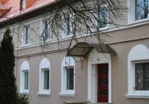 В Калининграде на Каштановой аллее установили новые двери в отремонтированных домах