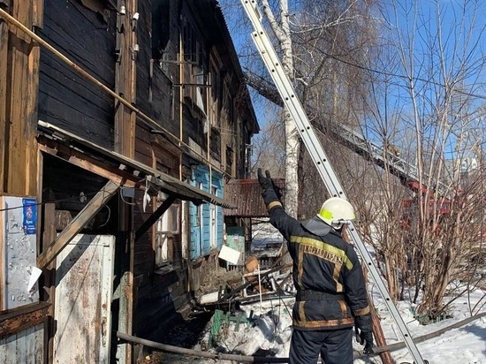 В Новосибирске на улице Никитина загорелся расселённый дом