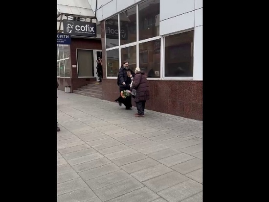 В Москве мужчина с иконой и в рясе ударил пенсионерку-цветочницу
