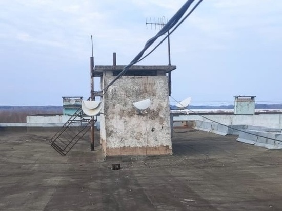 Фотофакт: около 10 спутниковых тарелок сломали неизвестные на крыше многоэтажки в Дно