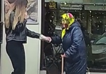 В Белгороде на видео засняли бабушку, стоявшую с протянутой рукой у «Кулинарии» в центре города