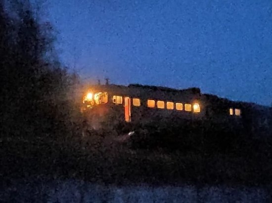 Пассажирский поезд и грузовик столкнулись на Сахалине, есть пострадавшие