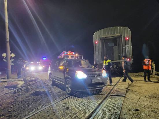 Прокуратура начала проверку после столкновения поезда и грузовика на Сахалине