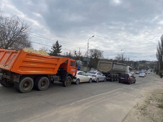 В Ставрополе столкнулись два грузовика и две иномарки