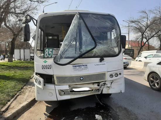 В Ростове на Шолохова в столкновении автобуса и маршрутки пострадали четверо