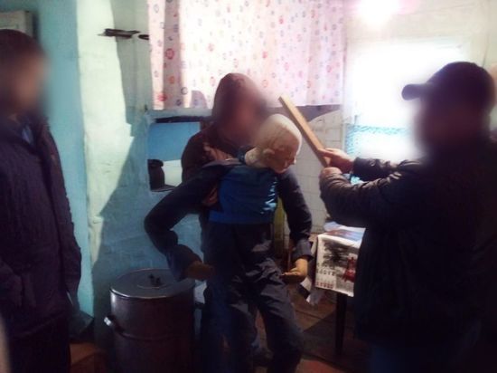 Под Красноярском житель Волгоградской области убил пенсионера поленом