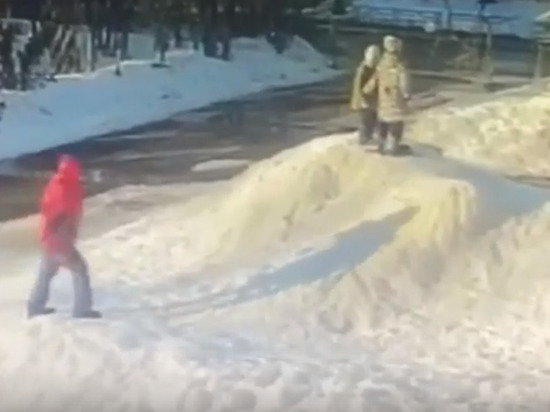В Кирове сняли на видео, как мужчина напал на школьницу и потащил за собой