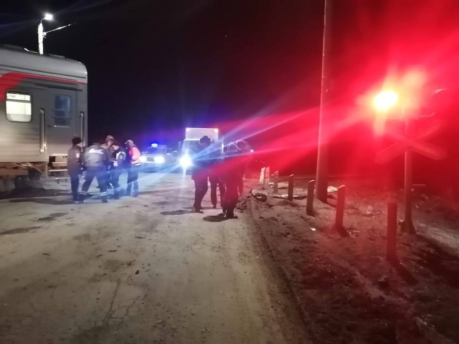 Пассажирский поезд столкнулся с самосвалом на Сахалине: жуткие кадры
