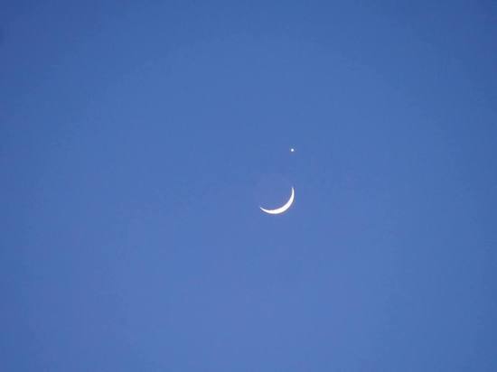 Яркую звезду рядом с Луной увидели в небе забайкальцы 24 марта