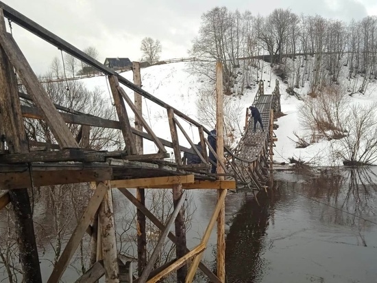 В деревне Тверской области разобрали мост, чтобы спасти его от половодья