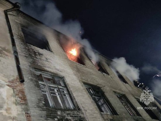 В Заельцовском районе Новосибирска загорелся трехэтажный барак