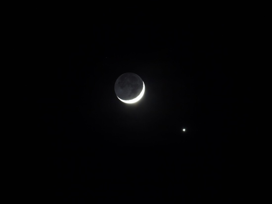 В небе под Новосибирском заметили Луну со шлейфом