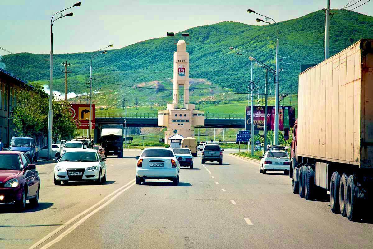 Владикавказ махачкала на машине. Горная дорога в Дагестане. Дагестан Махачкала дорога. Дороги в горах Дагестана. Дорога в Махачкалу.