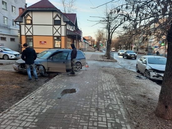 Сбитая на тротуаре в Калуге женщина шла с двумя маленькими детьми