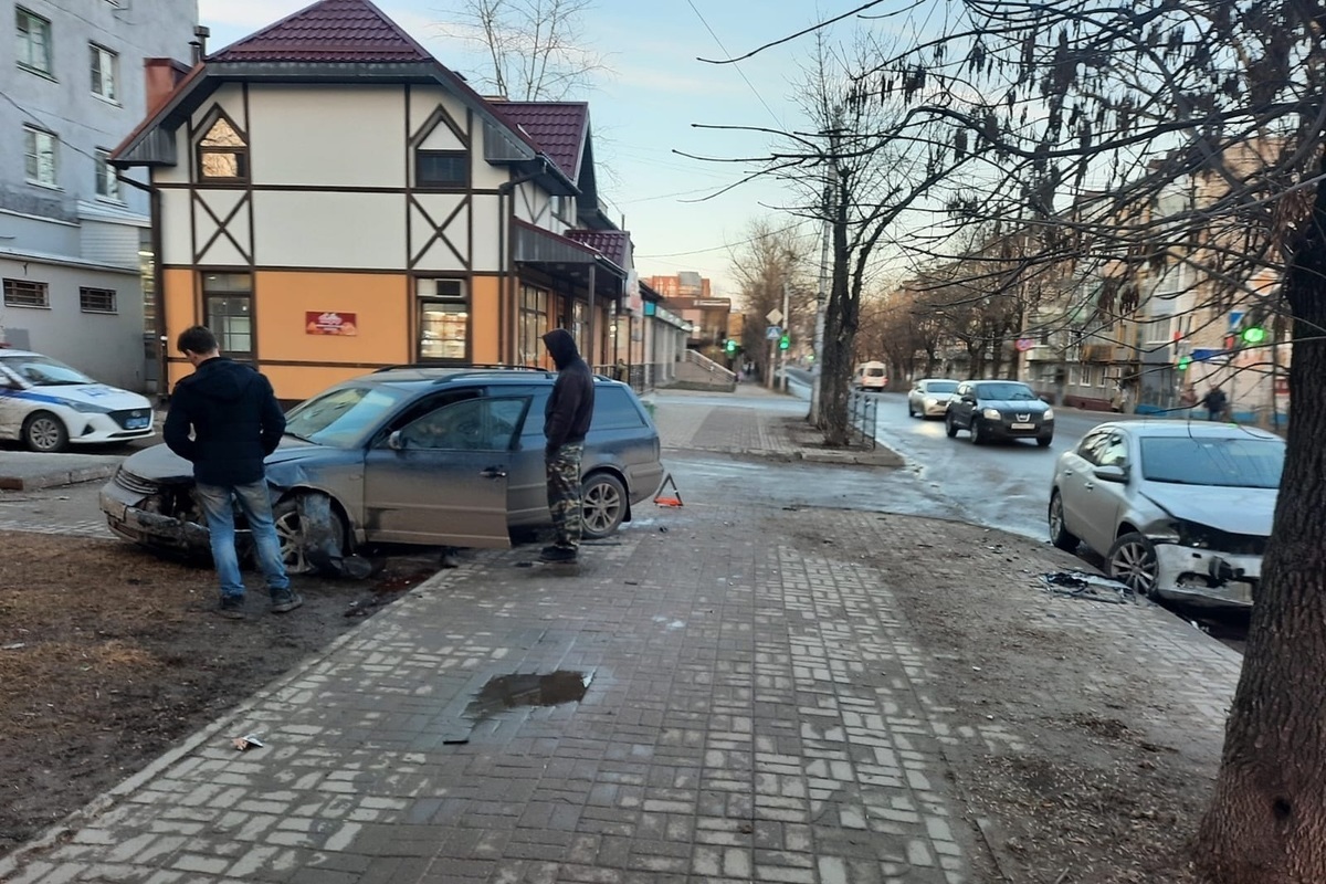 Сбитая на тротуаре в Калуге женщина шла с двумя маленькими детьми - МК