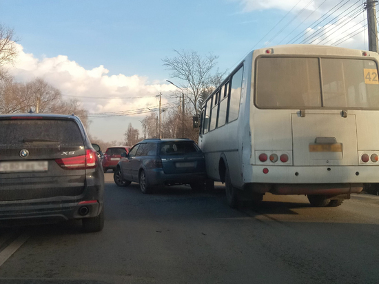 На улице Чайковского в Курске в ДТП попали автобус и две легковушки