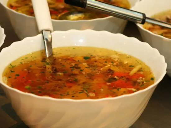 Куриный суп не превратится в кашу: эта кулинарная хитрость убережет лапшу от разваривания