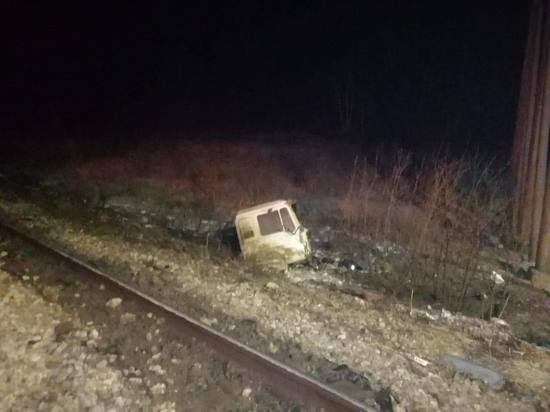 По факту столкновения пассажирского поезда и самосвала в Сахалинской области проводится дследственная проверка