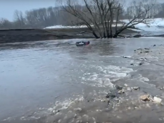 В Щёкинском районе легковой автомобиль Volkswagen ушёл под воду