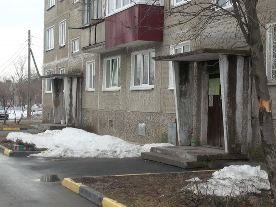 Жители дома в Южно-Сахалинске пожаловались мэру на опасные козырьки